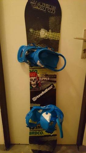 Snowboard s vázáním